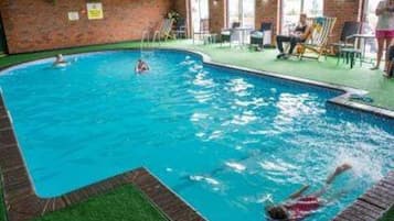 Kolam renang indoor