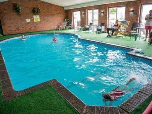 Lodge Sleeps 6 With Indoor Pool & Parking