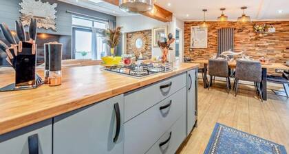 Lodge Sleeps 6 - Indoor Pool & Parking