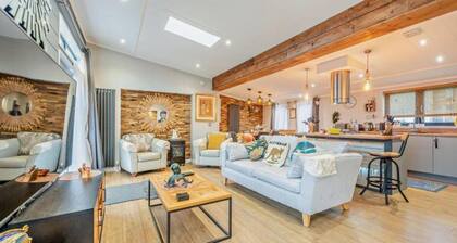 Lodge Sleeps 6 With Indoor Pool & Parking