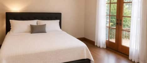 4 bedrooms, iron/ironing board, WiFi, bed sheets