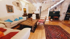 Ein Wohnzimmer mit einer Couch, einem Couchtisch und einem Teppich mit Muster.