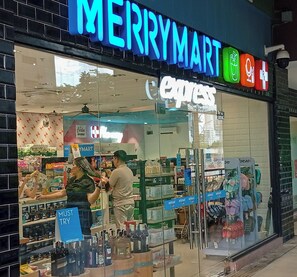 Un magasin MerryMart avec un espace « Express » bien visible et un panneau indiquant « À goûter absolument ».