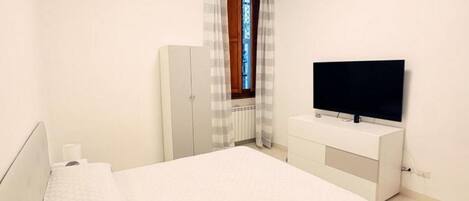 3 Schlafzimmer, Bügeleisen/Bügelbrett