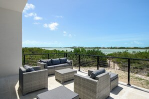 A balcony with wicker furniture and a view of the sea. - Spacious 4-bedroom house with Gorgeous Views from Every Room (Venetian Road)