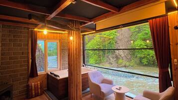 Luxury Double Room, River View | Interior