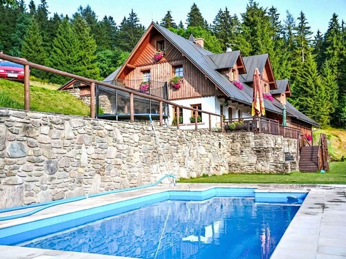 Schönes alleinstehendes Ferienhaus mit Whirlpool,  W-LAN, privatem Pool, Terrasse, Panoramablick
