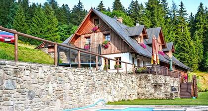 Schönes alleinstehendes Ferienhaus mit Whirlpool, W-LAN, privatem Pool, Terrasse, Panoramablick