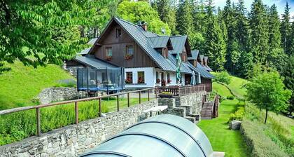 Alleinstehendes Ferienhaus mit privatem Pool, W-LAN, Whirlpool, Terrasse, Panoramablick