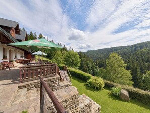 Eine Berglodge mit Außenbereich und Blick auf den Wald.