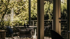 Outdoor dining - Boatshed Villas by Istana - Yellow Door, villa near Lake Daylesford (Daylesford)