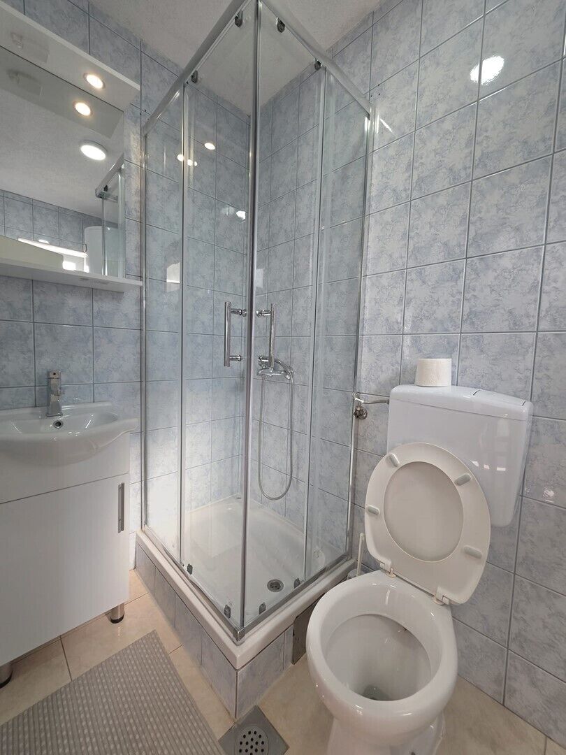 Een douche, handdoeken
