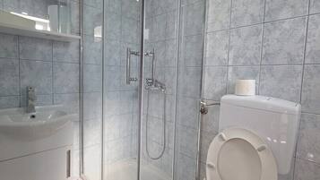 Een douche, handdoeken