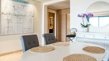 Apartment (2 Bedrooms) | Dining room