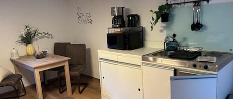 Réfrigérateur, micro-ondes, plaque de cuisson, cafetière/bouilloire