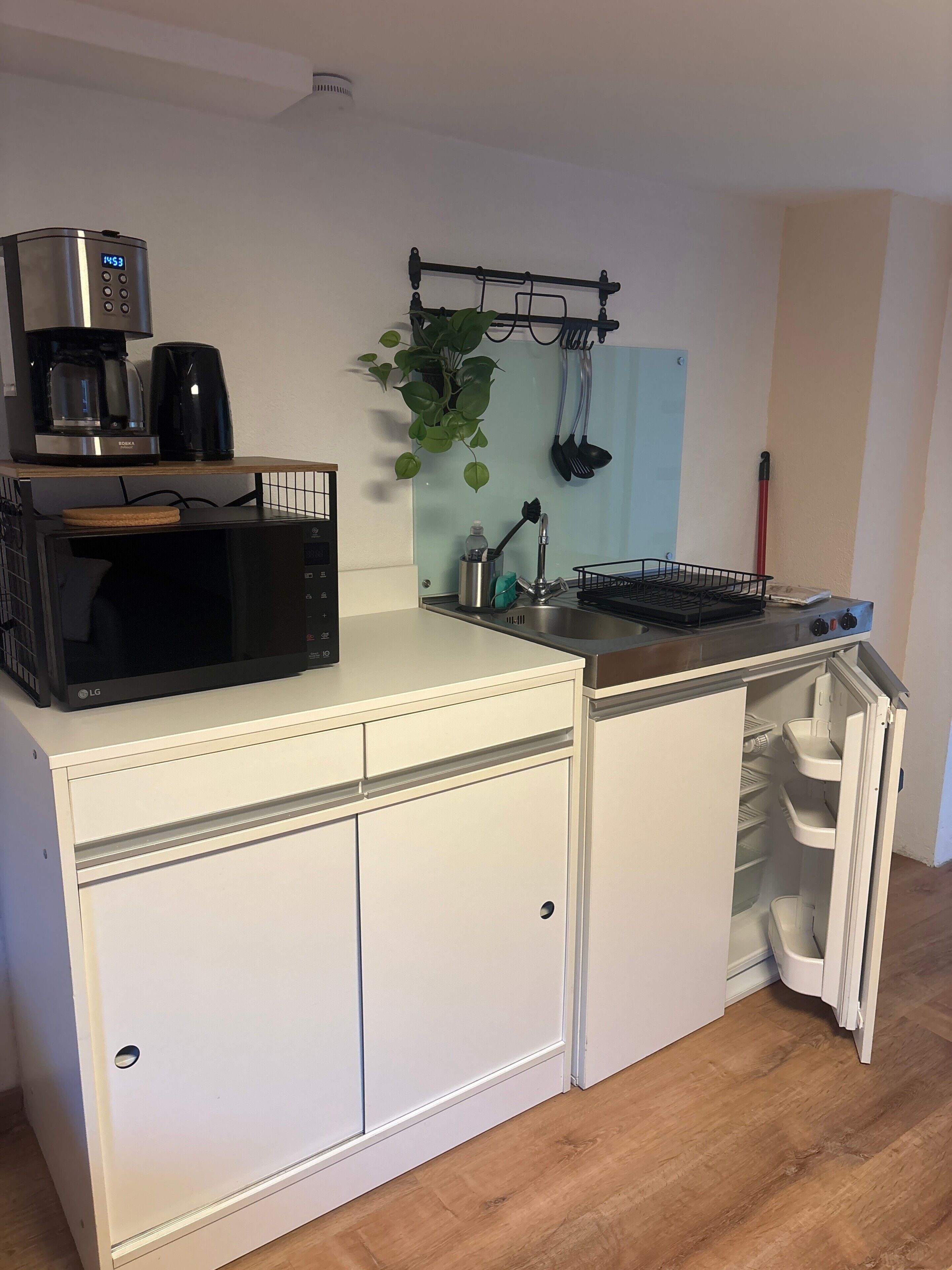 Wasserkocher mit Kaffee-/Teezubehör, Kühlschrank, Mikrowelle, Herdplatte