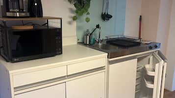 Wasserkocher mit Kaffee-/Teezubehör, Kühlschrank, Mikrowelle, Herdplatte