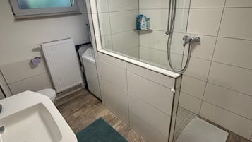 Dusche, Haartrockner, Handtücher