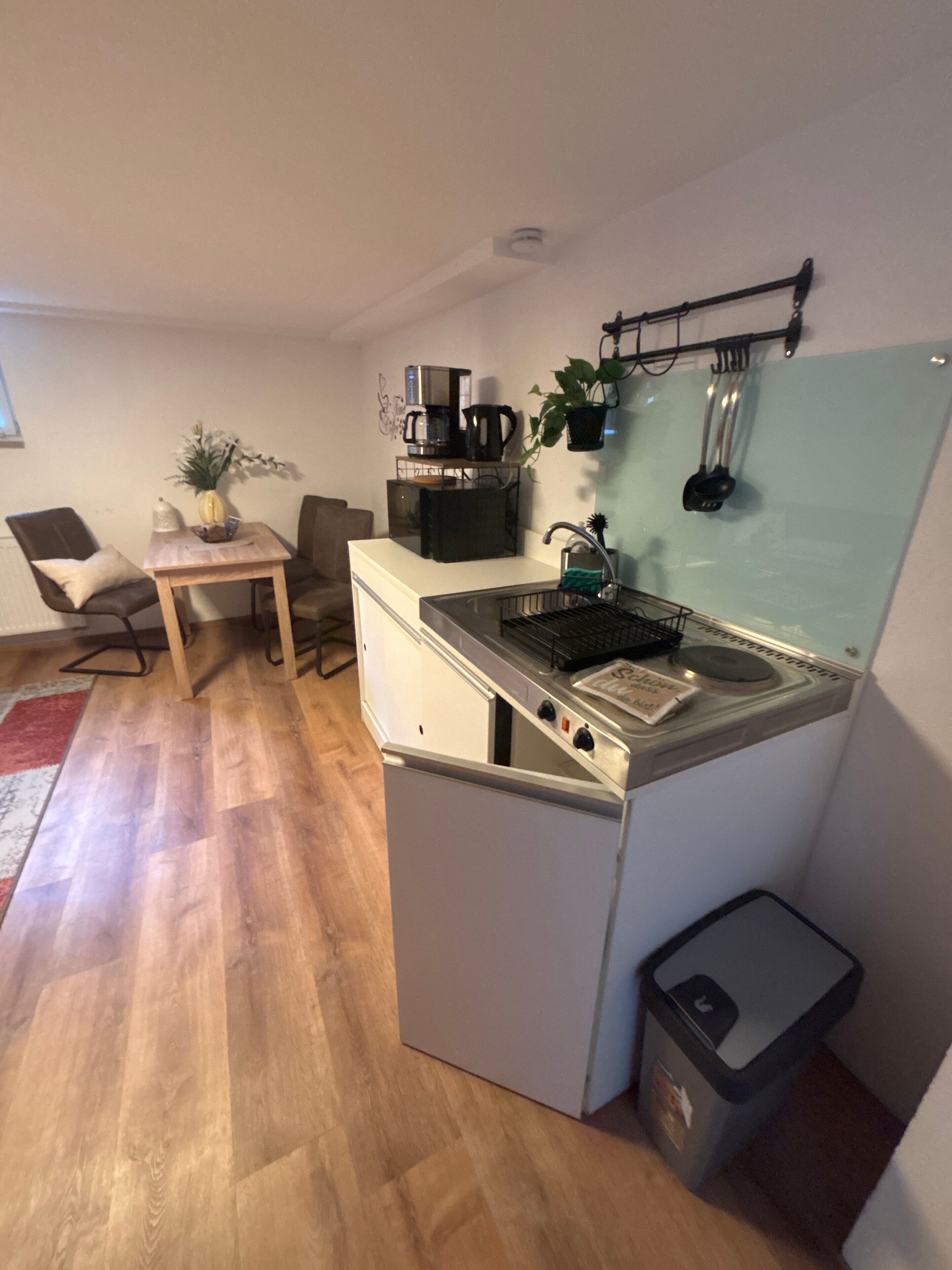 Kühlschrank, Mikrowelle, Herdplatte, Wasserkocher mit Kaffee-/Teezubehör