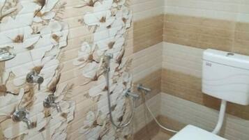 Ducha, artículos de higiene personal gratuitos y toallas