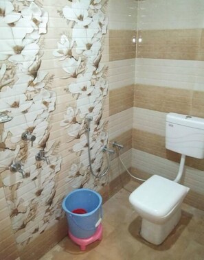 Shower, free toiletries, towels - Varanasi Hotel Aditya by Ramapura Luxa (Varanasi)