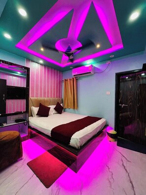 Desk, free WiFi - Varanasi Hotel Aditya by Ramapura Luxa (Varanasi)