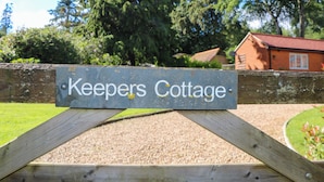 A wooden gate with a sign that reads 'Keepers Cottage.' - Keepers Cottage (Haslemere)