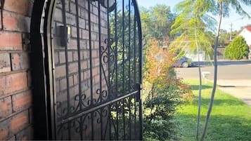 Villa estándar, vista al jardín | Detalle exterior