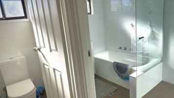 Standard Villa, Garden View | Bathroom | Free toiletries, soap, shampoo, toilet paper