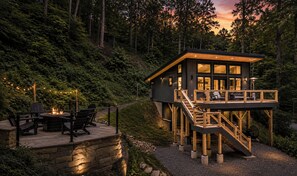A cabin with a deck, outdoor seating, and a fire pit. - The Acosta (Maggie Valley)