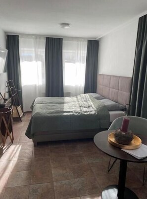 Ferros/tábuas de passar roupa, Wi-Fi, roupa de cama