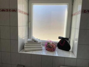 Chuveiro, secador de cabelo, toalhas de banho, sabonete