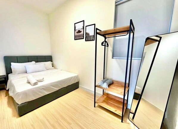 Quarto moderno com cama, prateleira de madeira e janela.