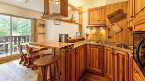 Wasserkocher mit Kaffee-/Teezubehör, Kühlschrank, Ofen, Herdplatte