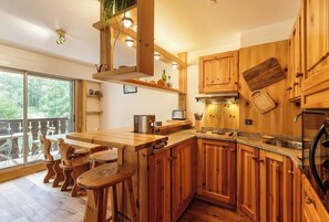 Wasserkocher mit Kaffee-/Teezubehör, Kühlschrank, Ofen, Herdplatte