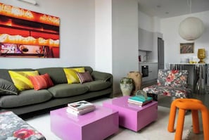 Smart TV - Historic Design Apartment with Private Garden Oasis (Madrid)