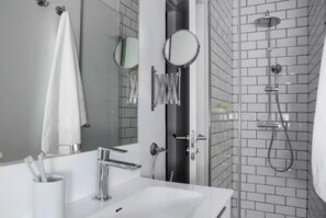 Hair dryer, towels, soap, shampoo - Historic Design Apartment with Private Garden Oasis (Madrid)