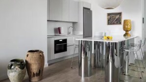 Wasserkocher mit Kaffee-/Teezubehör, Kühlschrank, Mikrowelle, Ofen
