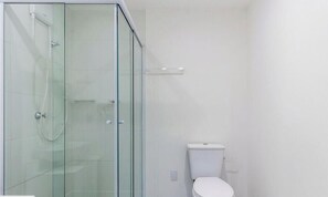Basic Apartment | Bathroom | Shower, towels - Casa em Cond. c/ Port. 24h e Teste 2 TST0002 (São Carlos)