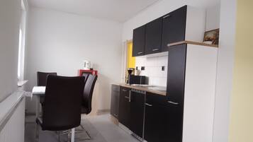Kühlschrank, Mikrowelle, Herdplatte, Wasserkocher mit Kaffee-/Teezubehör