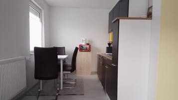 Kühlschrank, Mikrowelle, Herdplatte, Wasserkocher mit Kaffee-/Teezubehör