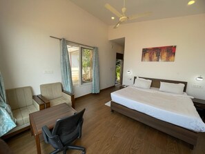 Premium Cottage, Balcony | Peti besi dalam bilik, meja, ruang kerja komputer riba, Wi-fi percuma 