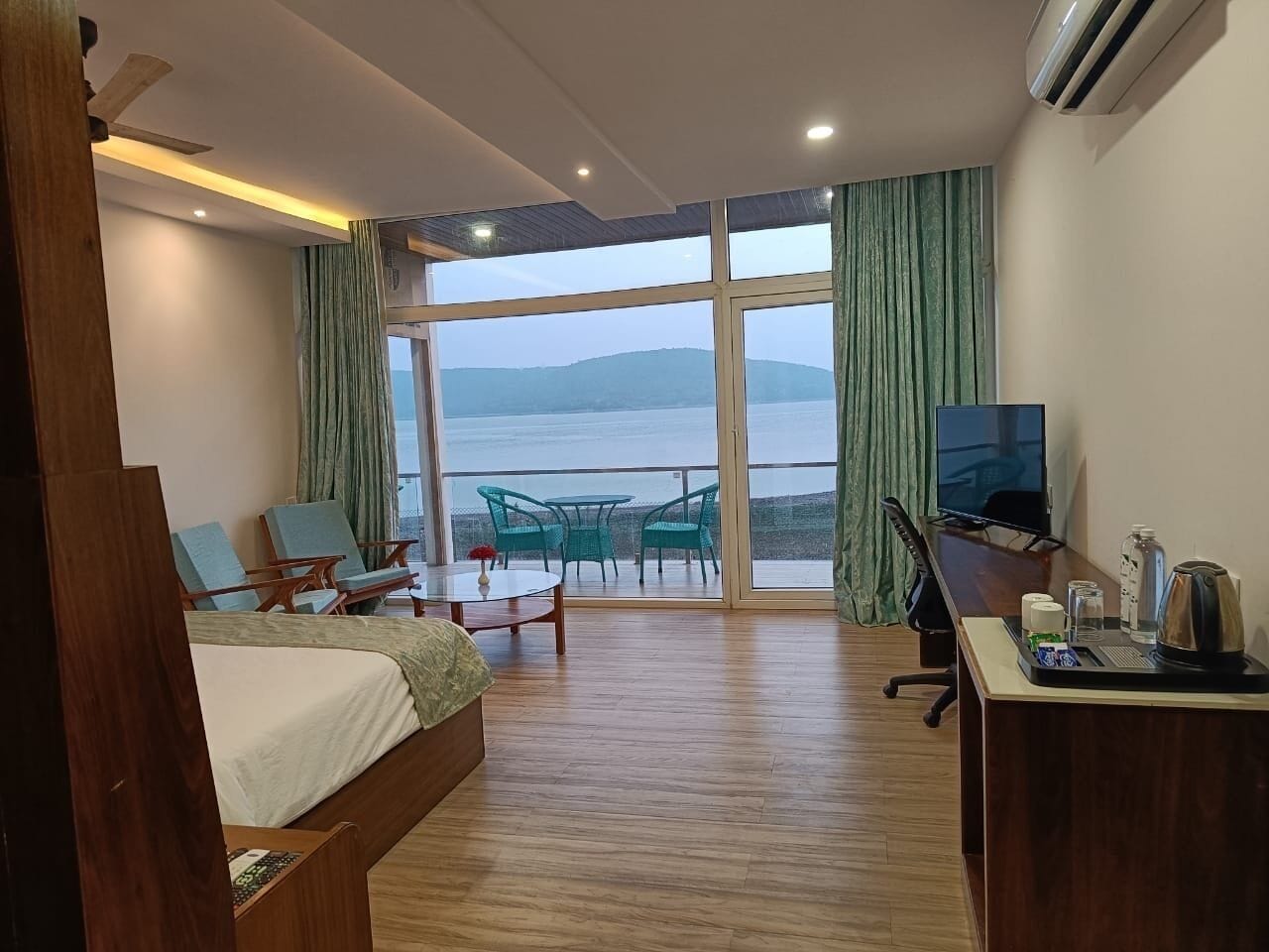Superior Cottage, Balcony, River View | Peti besi dalam bilik, meja, ruang kerja komputer riba, Wi-fi percuma 