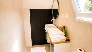 Haartrockner, Handtücher, Shampoo, Toilettenpapier