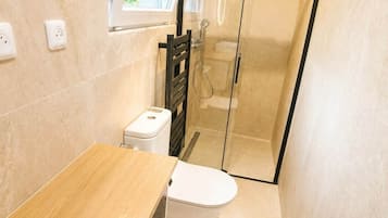 Een haardroger, handdoeken, shampoo, toiletpapier