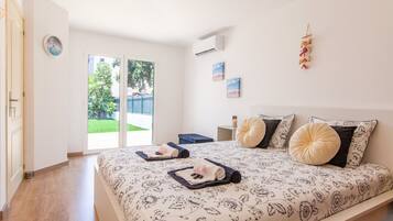 Iron/ironing board, free WiFi, bed sheets