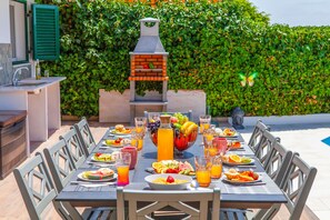 Outdoor dining - Elegant Villa w/ Heatable Pool and BBQ (Albufeira)