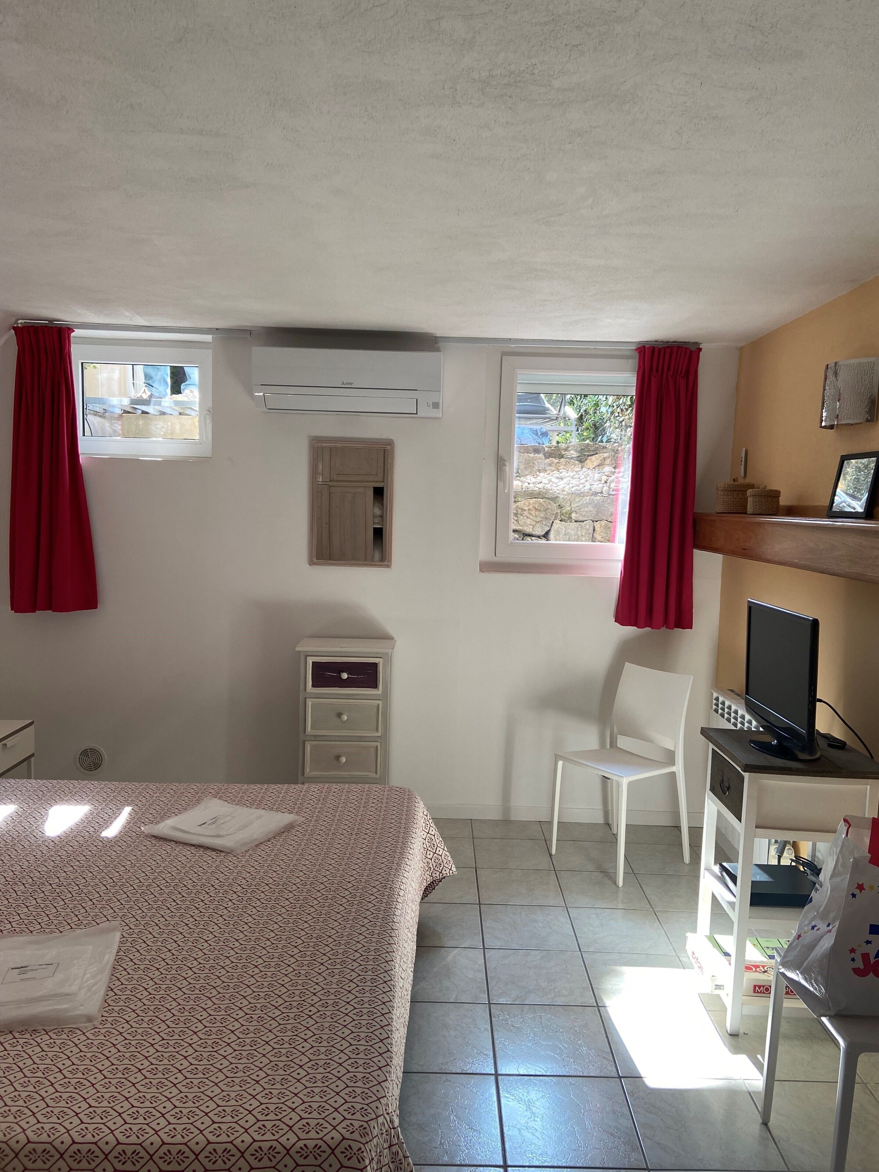 3 bedrooms, iron/ironing board, travel crib, WiFi