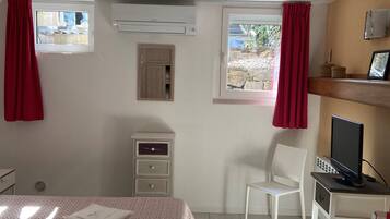 3 bedrooms, iron/ironing board, travel crib, WiFi