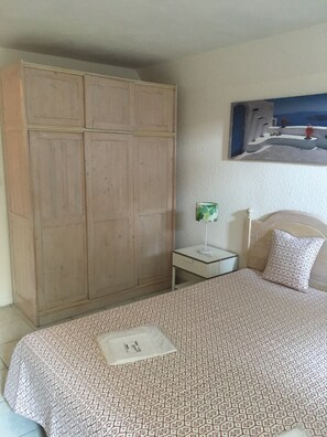 3 bedrooms, iron/ironing board, travel crib, WiFi
